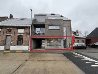 Ben je op zoek naar een instapklaar handelspand op de gelijkvloers voor jouw praktijk of kantoor? Zoek niet verder! Dit commerciële pand...