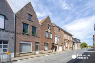 Opzoek naar een renovatieproject om uw eigen stempel op te kunnen drukken? Dan is deze woning in de Poperbosstraat 14 te Torhout een unieke kans! Gelegen in een rustige en groene buurt nabij het centrum van Torhout met alle voorzieningen zoals winkels, restaurants, scholen, trein- en busstation op wandelafstand. Er is geen renovatieplicht wegens dat deze eigendom opgenomen is op de inventaris onroerend erfgoed.<br /><br />De woning omvat op het gelijkvloers: een inkomhal, ruime leefruimte, in te richten keuken, badkamer en een apart toilet. Op het verdiep zijn er twee ruime en volwaardige slaapkamers, er is mogelijkheid tot een derde slaapkamer op de zolderverdieping die te betreden is via een vaste trap. <br /><br />De buitenomgeving omvat een groene stadstuin.<br /><br />Warm geworden om uw woondroom te realiseren? Contacteer ons vandaag nog voor een bezoek ter plaatse of meer informatie!<br /><br />Deze woning wordt aangeboden met een richtprijs. Ieder bod lager of hoger dan deze richtprijs wordt overgemaakt aan de eigenaars die al dan niet het bod kunnen aanvaarden.<br /><br />Neem voorsprong met een vrijblijvende schatting via:<br />www.residentievastgoed.be/gratisonlineschatten