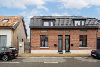 <h3><span>VEELZIJDIGE GERENOVEERDE WONING MET 3 SLAAPKAMERS EN TWEEDE WOONENTITEIT</span></h3>
<p><span>Wonen met meerdere generaties onder één dak? Een zelfstandige activiteit combineren met uw privéwoning? Een volwaardig thuiskantoor creëren zonder werk en privé door elkaar te laten lopen? Aan het Binnenpad in Stabroek biedt deze in </span><strong><span>2019 grondig gerenoveerde woning</span></strong><span> mogelijkheden die u bij een klassieke gezinswoning zelden aantreft.</span></p>
<p><span>De grote troef is de combinatie van een ruime hoofdwoning met een </span><strong><span>afzonderlijke tweede woonentiteit</span></strong><span>. Samen beschikt het eigendom over maar liefst </span><strong><span>5 slaapkamers en 3 badkamers</span></strong><span>. </span></p>
<h3><span>HOOFDWONING</span></h3>
<p><span>Via de inkomhal betreedt u de woning. De ruime leefruimte geniet van veel natuurlijke lichtinval en vormt het centrale hart van de woning.</span></p>
<p><span>Op het gelijkvloers bevindt zich reeds een eerste slaapkamer met aansluitende douchekamer, ideaal voor wie gelijkvloers wil slapen of extra privacy wenst. Een afzonderlijk gastentoilet en een aparte wasplaats/bergruimte vervolledigt deze verdieping.</span></p>
<p><span>Op de eerste verdieping bevinden zich nog </span><strong><span>2 slaapkamers en een tweede badkamer</span></strong><span>. De hoofdwoning telt daarmee 3 slaapkamers en 2 badkamers. </span></p>
<p><span>Daarnaast is er een kelder aanwezig.</span></p>
<h3><span>KEUKEN </span></h3>
<p><span>Ter hoogte van de keuken werd een </span><strong><span>zwamaantasting</span></strong><span> vastgesteld. De keuken is momenteel verwijderd.</span></p>
<p><span>De eigenaar heeft bewust gekozen om de aantasting niet achter een nieuwe keuken of afwerking te verbergen. De situatie wordt volledig transparant aangeboden en er werd reeds een gespecialiseerde offerte opgesteld.</span></p>
<p><span>Deze voorziet onder meer het verwijderen van de zwam en zwamdraden, aangetast hout, vloer en plinten, plaatselijk pleisterwerk en een behandeling van het resterende hout en metselwerk. De offerte bedraagt </span><strong><span>€ 3.260 excl. btw</span></strong><span> en kan door kandidaat-kopers worden ingekeken. </span></p>
<p><span>Na behandeling kan de koper de keuken volledig volgens eigen smaak en budget inrichten.</span></p>
<h3><span>TWEEDE WOONENTITEIT: WONEN ÉN WERKEN</span></h3>
<p><span>Achteraan bevindt zich een afzonderlijke woonentiteit met </span><strong><span>eigen leefruimte, open keuken, badkamer en 2 slaapkamers</span></strong><span>. </span></p>
<p><span>Net deze indeling maakt het pand bijzonder interessant voor uiteenlopende woon- en werksituaties. Denk aan kangoeroewonen of mantelzorg, een eigen plek voor oudere kinderen, een gastenverblijf of een royaal thuiskantoor.</span></p>
<p><span>Ook voor een zelfstandige of beoefenaar van een vrij beroep kan de afzonderlijke entiteit mogelijkheden bieden als kantoor, gespreksruimte of werkruimte, terwijl het privéleven in de hoofdwoning gescheiden blijft.*</span></p>
<h3><span>TECHNISCH</span></h3>
<p><span>De woning beschikt over</span><span> centrale verwarming op aardgas via een condenserende ketel. </span></p>
<p><span>De elektrische installatie is </span><strong><span>conform gekeurd</span></strong><span>. </span></p>
<p><span>Een eigendom voor wie niet alleen vierkante meters zoekt, maar vooral </span><strong><span>ruimte, flexibiliteit en mogelijkheden</span></strong><span>.</span></p>
<p><strong><span>Meer informatie of een bezoek? Contacteer Immo Point Noordrand via 03 535 12 75.</span></strong></p>
<p><span>*</span><span>Professioneel gebruik steeds onder voorbehoud van de toepasselijke stedenbouwkundige voorschriften en eventuele vergunningen.</span></p>
<p>BEWOONBARE OPPERVLAKTE: Berekend op de buitenmaten van de bouwplannen.</p>