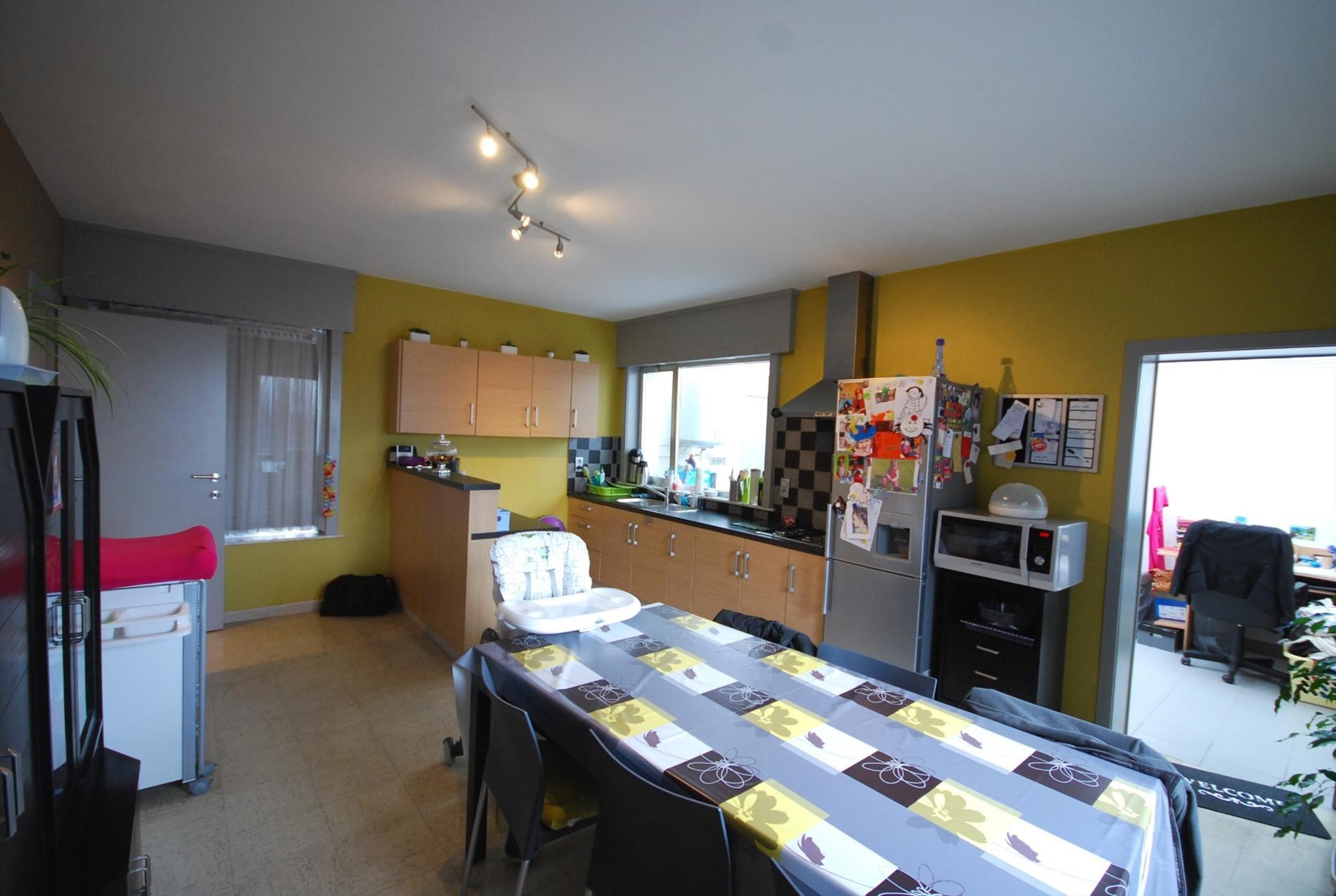 HALFOPEN WONING MET 3 SLAAPKAMERS EN AANGENAME TUIN - foto 5