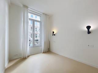 <p><span>BEZOEK VOLZET</span></p><p><span> </span></p><p><span>Midden in het bruisende stadscentrum bevindt zich dit volledig gerenoveerde triplex appartement met een royaal terras van maar liefst 19 m². Deze bijzondere woonst combineert authentieke charme met hedendaags comfort en biedt een unieke woonervaring op een toplocatie.</span></p><p><span>Via de inkom bereikt u de eerste verdieping, waar een aangenaam terras van 19 m² u verwelkomt.</span></p><p><span>Vanuit het terras bereikt u het appartement. Op deze verdieping bevinden zich de eerste slaapkamer en een stijlvolle badkamer uitgerust met een inloopdouche, toilet en wastafel.</span></p><p><span>De tweede verdieping vormt het hart van de woning. Hier geniet u van een lichtrijke leefruimte waar warme houten accenten in vloer en plafond onmiddellijk zorgen voor een gezellige en karaktervolle sfeer. </span></p><p><span>De woonruimte van totaal 30m² sluit naadloos aan op de volledig uitgeruste open keuken, voorzien van een inductiekookplaat, dampkap, koelkast, dubbele spoelbak en vaatwasser. </span></p><p><span>Op de bovenste verdieping bevindt zich de tweede slaapkamer, die dankzij de zichtbare houten balken een bijzonder charmante uitstraling krijgt. </span></p><p><span>Daarnaast beschikt deze verdieping over een afzonderlijk gastentoilet én een tweede badkamer, uitgerust met een comfortabel ligbad en een stijlvolle wastafel. </span></p><p><span>De aanwezigheid van twee badkamers vormt een uitzonderlijke troef en maakt dit appartement bijzonder geschikt voor koppels, kleine gezinnen of wie graag extra comfort geniet</span></p><p><span> </span></p><p><span>Bent u op zoek naar een appartement dat nét dat tikkeltje meer biedt? Contacteer ons dan vandaag nog om een bezichtiging in te plannen.</span></p><p><span> </span></p>