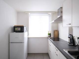 Gelegen in een rustige, doch centrale buurt van Wetteren, bevindt zich dit charmante volledig gerenoveerd dakappartement in een kleinschalig gebouw. Met een bewoonbare oppervlakte die slim benut kan worden, is dit een ideale kans voor wie op zoek is naar een betaalbare woonst met potentieel.<br /><br />Het appartement beschikt over een lichtrijke leefruimte met toegang tot een indrukwekkend terras van maar liefst 25m² – een zeldzame troef in deze prijsklasse. Dit terras biedt een oase van rust en een prachtig uitzicht over de omgeving, perfect voor ontspannende momenten in de buitenlucht.<br /><br />De slaapkamer is aangenaam van formaat en grenst aan de badkamer. Extra opbergruimte is voorzien in de kelderberging.<br /><br />Dit appartement is ideaal voor starters, investeerders of iedereen die op zoek is naar een compacte woonst met buitenruimte.