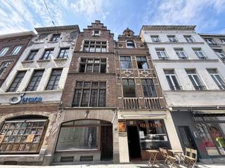<strong>BRUSSEL: In het stadscentrum en dicht bij alle voorzieningen, volledig gerenoveerde studio van ±35 m² gelegen op de 3e verdieping zonder lift. De indeling is als volgt: woonkamer van ±13 m², ingerichte keuken (oven, kookplaten, afzuigkap, koelkast en vriezer), doucheruimte, toilet. Kosten: Voorschot van 50€/maand, inclusief koud water en gemeenschappelijke kosten. EPC D. Per direct beschikbaar. </strong><br /><br /><span>Op de 3e verdieping zonder lift</span> :<span> </span><br /><br />- Woonkamer ±13 m²<br /><br />- Ingerichte keuken (oven, kookplaten, afzuigkap, koelkast en vriezer) <br /><br />- Doucheruimte <br /><br />- WC