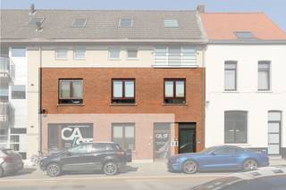 Instapklaar 2/3 slk appartement met eigen inkom en ruim terras in Kontich<br /><br />Op een vlot bereikbare locatie langs de Mechelsesteenweg in Kontich bevindt zich dit instapklaar en lichtrijk appartement van ongeveer 90 m². Je komt binnen via de volledig vernieuwde privé-inkomhal, waardoor je geen gemeenschappelijke gang hebt en meteen het gevoel krijgt van een woning met extra privacy.<br /><br />Via de nieuwe trap bereik je de bovenverdieping, waar je eerst in de centrale gang terechtkomt. Vanuit deze gang heb je toegang tot de verschillende ruimtes van het appartement. De leefruimte geniet van veel natuurlijke lichtinval doorheen de dag en biedt voldoende plaats voor zowel een zithoek als een eethoek. Voor extra comfort werd hier ook een airconditioning voorzien.<br /><br />Aansluitend bevindt zich de keuken, die deels open werd gemaakt naar de leefruimte. Ze werd recent opgefrist met een nieuw werkblad, spoelbak en een ingebouwde vaatwasser. Daarnaast werd een extra gedeelte voorzien met een nieuwe koelkast en diepvries.<br /><br />Het appartement telt twee volwaardige slaapkamers en een extra kamer die momenteel ingericht is als dressing, maar die ook perfect kan dienen als derde slaapkamer. Ook in één van de slaapkamers werd airconditioning geplaatst. De badkamer is uitgerust met een douche, lavabo en toilet.<br /><br />Het appartement werd recent volledig geschilderd en alle stopcontacten, schakelaars en klinken werden vernieuwd. Daarnaast beschikt het appartement over een ruim terras van 32 m², waar je ’s ochtends al van de zon kan genieten en met voldoende plaats voor een eettafel en ligstoelen. Achter het gebouw bevindt zich een autostaanplaats die mee aan te kopen is voor €15.000.<br /><br />Troeven<br />* Privé inkom (geen gemeenschappelijke gang)<br />* Groot terras van 32 m²<br />* Airconditioning (5 kW in de leefruimte en 2,5 kW in de slaapkamer)<br />* Lage gemeenschappelijke kosten (± €50/maand aan syndicus en blokpolis)<br />* Zeer lichtrijk appartement<br />* Nieuwe slimme videofonie<br />* Alarmsysteem <br />* Elektriciteit conform<br />* EPC B