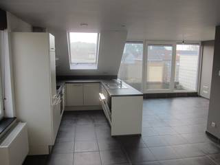 <p><span>Gezellig duplex-appartement met twee slaapkamers op toplocatie, incl. garage.</span></p><p><span> </span></p><p><span>Op zoek naar een comfortabel en centraal gelegen appartement? Dit instapklare appartement in het hart van Zelzate biedt alles voor wie zorgeloos wil wonen. </span></p><p><span> </span></p><p><span>Indeling &amp; troeven;</span></p><p><span>- Inkomhal</span><span>, aansluitend toilet.</span></p><p><span>- Gezellige </span><span>woonkamer</span><span> met veel lichtinval en </span><span>open keuken</span></p><p><span>- Aparte </span><span>keukenberging</span></p><p><span>- Twee comfortabele </span><span>slaapkamers en </span><span>berging</span><span>.</span></p><p><span>- </span><span>Badkamer</span><span> met alle nodige voorzieningen, ligbad, douche.</span></p><p><span>- Ruim terras, ideaal om bij lekker weer te genieten.</span></p><p><span>- Garage</span></p><p><span> </span></p><p><span>Dit appartement combineert gemak, comfort en een uitstekende bereikbaarheid - Dankzij de uitstekende ligging bevinden openbaar vervoer, de Grote Markt, scholen en verschillende winkelcentra zich op wandelafstand. Een </span><span>ideale woonst</span><span> of </span><span>slimme investering</span><span> op een goede locatie.</span></p>