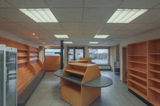 Commercieel gelegen handelshuis: winkel +/-  50m² , 3 slaapkamers, ruime  leefruimtes,groot terras...