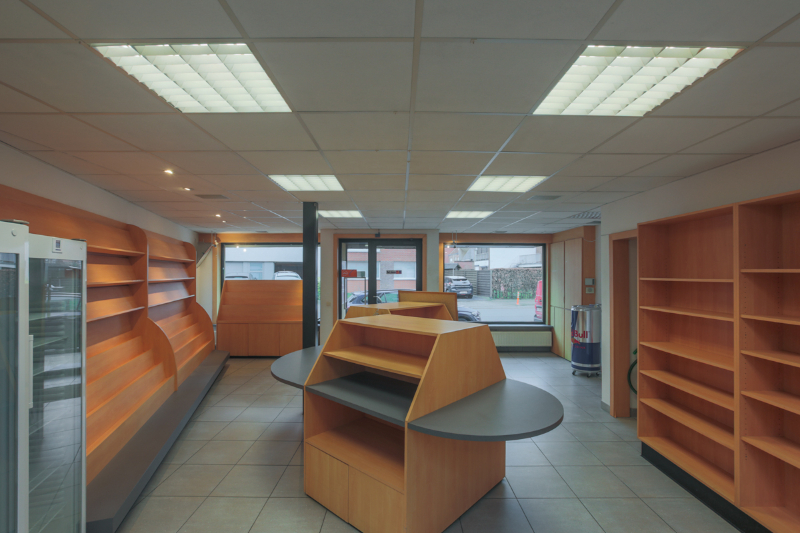 Handelshuis : winkel +/-  50m² , 3 slaapkamers, ruime  leefruimtes,groot terras... - foto 2