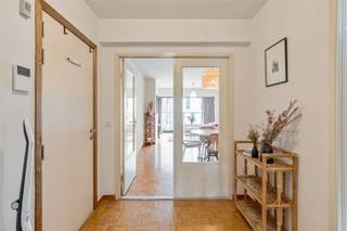 <p><span>Leuven: Instapklaar doorloopappartement met 2 slaapkamers in het hart van Leuven</span></p><p><span> </span></p><p><span>Dit appartement in gelegen op een boogscheut van Leuven station en bevindt zich op de 5</span><span><sup>de</sup></span><span> verdieping van het gebouw, dit is een zeer fijn appartement voor eerste bewoning of als investering. </span></p><p><span> </span></p><p><span>We betreden dit appartement via de inkomhal met toilet, de woonkamer is aangenaam ruim en werd uitgerust met een eerste terras aan de voorzijde. </span></p><p><span>De keuken is volledig ingericht en functioneel. </span></p><p><span>Aan de achterzijde van het appartement vinden we 2 aangenaam ruime slaapkamers met een terras aan de achterzijde dat u in een prachtig zicht voorziet over Leuven. </span></p><p><span>De badkamer werd vernieuwd en ingericht met een inloopdouche. </span></p><p><span> </span></p><p><span>Er is een gemeenschappelijke afgesloten fietsenstalling in het gebouw alsook een privatieve afgesloten kelder inbegrepen in de prijs.</span></p><p><span>De elektriciteit is conform en het appartement is asbestveilig.</span></p><p><span> </span></p><p><span>Kortom, dit appartement is ideaal voor starters of als investering dankzij de praktische indeling, de aangename afwerking en de uitstekende ligging in Leuven. </span></p><p><span> </span></p><p><span>Ideale ligging  dichtbij station Leuven en alles is op een steenworp hiervan. </span></p><p><span> </span></p><p><span>Een aantrekkelijke kans voor wie op zoek is naar een comfortabel en centraal gelegen appartement in Leuven. </span></p><p><span>Aarzel niet en maak vandaag nog een afspraak! </span></p><p><span> </span></p>