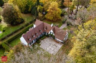 Prachtige klassevolle villa van architect Viérin bestaande uit inkomhal, ruime lichtijke living met eetplaats, zitplaats en open haard,...