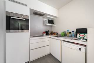 TREVI GENT - UNIEK gelegen, instapklaar, modern gelijkvloers 1-slaapkamerappartement met TERRAS en TUIN, met zicht op het groene Malemmeersen park, vlak aan de Watersportbaan, Malemmeersen, Bourgoyen... en toch maar op 10 minuten fietsen van de Korenmarkt. Bestaande uit: Inkomhal met apart toilet, ruime living met aansluitend een terras en tuintje. Een ingerichte Bulthaup-keuken en apart berging perfect voor de wasmachine/droogkast, naast de living een grote slaapkamer, badkamer met dubbele lavabo en douche. Ondergrondse staanplaats optioneel te koop voor 25.000 EUR. Elektriciteit conform, EPC B score, kortom perfect instapklaar. Dit is werkelijk een unieke droomlocatie voor een eigen stek in het Gentse! Het appartement is momenteel verhuurd en kan vrij komen mits opzeg van de huurder.