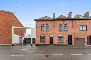 Deze interessante en centraal gelegen half open woning bevindt zich langs de Oekensestraat, nabij de kern van Rumbeke (scholen, bushalte, supermarkt, slager, bakker,...), AZ Delta alsook de Grote Ring en oprit autosnelwegen.<br />Links van de woning is een gedeelde oprit (erfdienstbaarheid) met toegang tot een aanpalende garage (rechtse op de foto).<br /><br />De verrassend ruime woning, met een bewoonbare oppervlakte van 279m², werd in 2010 grondig gerenoveerd met in 2023 een extra isolatie aan de zijgevel. <br />Indeling: woonkamer - ingerichte keuken (met toegang tot gedeelde oprit) - droge kelder - wasplaats/doorloopruimte tot gezellige koer - technische berging - polyvalente ruimte of inkomhal (via oprit) met toilet - nachthal - 3 ruime slaapkamers - dressing/kleine slaapkamer - ruime badkamer (met ligbad, toilet, dubbele wastafel en inloopdouche) - grote zolderruimte met vaste trap (uitbreiding van woonvolume mogelijk). EPC label B (197kWh/m²) - asbestveilig - lopende huurovereenkomst (beschikbaarheid in overleg met huurder).<br /><br />Interesse? Contacteer Sarah (sarah@futurimmo.be - 0472 613 011)