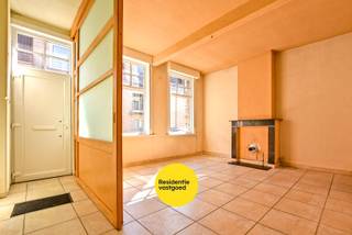 Charmante woning met veel potentieel in centrum Diksmuide!Op enkele meters van de grote markt, vinden we deze eigendom met herenhuis allures.De...