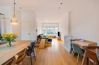 Cette maison prête à emménager est idéalement située près du Gentbrugse Meersen, à deux pas de Gand. Grâce à sa facilité d'accès en tramway et à vélo, et à la proximité des entrées et sorties des autoroutes E40 et E17, cette maison allie calme et excellente mobilité.La maison dispose de trois chambres complètes, d'une salle de bain et de deux toilettes. À l'arrière, vous trouverez un agréable jardin urbain orienté plein sud et une terrasse idéale pour profiter du soleil. Il y a aussi un abri de jardin pratique dans le jardin.À l'avant, il y a une allée qui peut accueillir des vélos ou une ou deux voitures. La maison est située dans une rue calme à sens unique, ce qui contribue à un confort de vie agréable. Un espace de rangement supplémentaire est disponible au sous-sol sous les escaliers.Une maison idéale pour ceux qui veulent vivre confortablement et tranquillement, avec tous les avantages de la ville à portée de main.Vous pouvez consulter les conditions générales de Dewaele DIY sur dewaele.com.