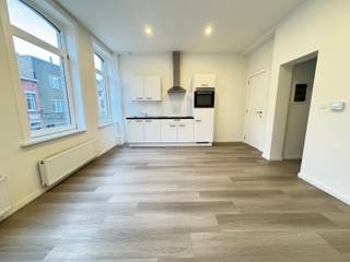 Dit gerenoveerde appartement met twee slaapkamers bevindt zich dicht bij verschillende handelszaken en op een boogscheut van het centrum van Oostende.
Het appartement ligt op de eerste verdieping van een kleine residentie.
Het omvat een gezellige leefruimte met een keukenwand.
In de hall komen we een slaapkamer tegen, een badkamer met douche, lavabo en toilet en helemaal achteraan bevindt zich nog een tweede slaapkamer.

Kortom een instapklaar, verzorgd appartement die onmiddellijk beschikbaar is.

Wil je je kandidaat stellen?
Stuur mij dan al je gegevens door naar kris.bauwens@albert.immo
