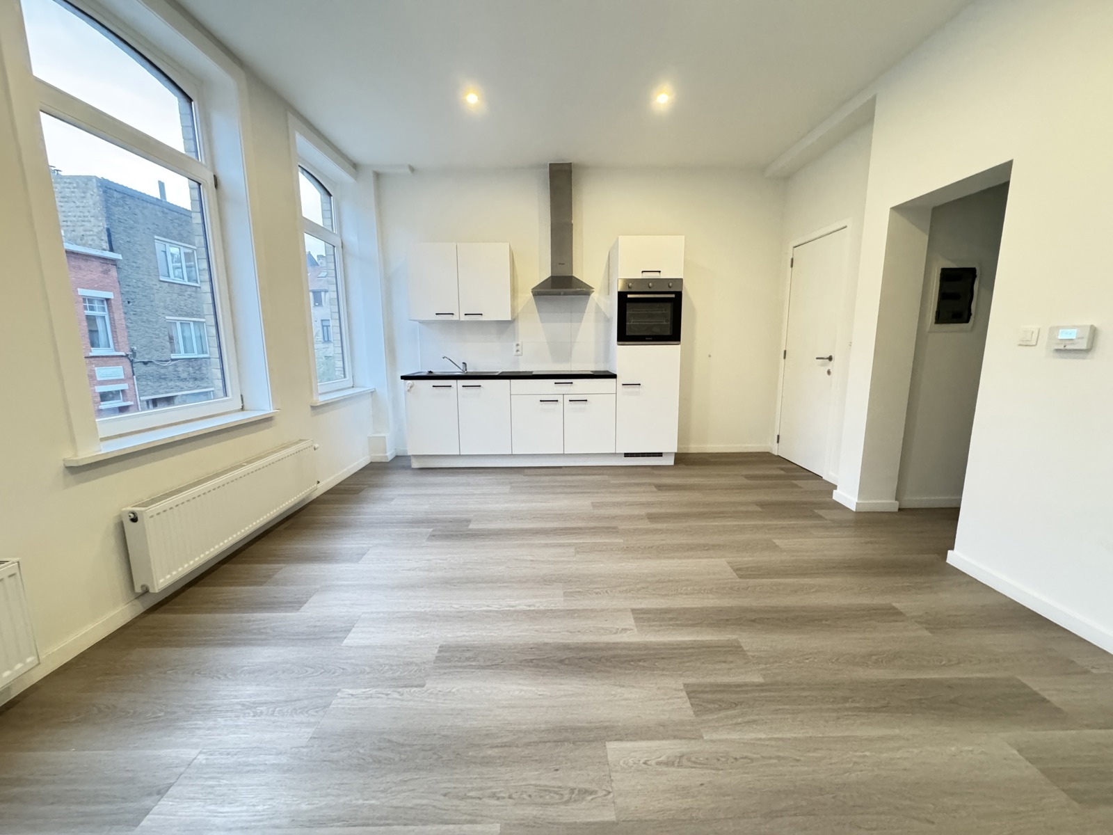 Gerenoveerd tweeslaapkamer appartement te Oostende. - foto 2