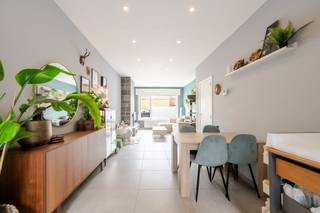 Deze woning met 3 slaapkamers en een gezellig terras is gelegen langs de Mariakerkelaan te Oostende. Vlakbij scholen, winkels en openbaar vervoer. Ideaal voor gezinnen en starters.Indeling:*Gelijkvloers: - Inkomhal met gastentoilet- ruime leefruimte - open keuken voorzien van een koelkast, vaatwasmachine combi microgolfoven en inductiekookplaat. - berging voorzien van een aansluiting wasmachine met toegang tot het terras- terras (61m²)*Eerste verdieping - nachthal - badkamer voorzien van douche, lavabomeubel en toilet- slaapkamer 1 (12m²)- slaapkamer 2 (18m²)*2de verdieping- slaapkamer 3 (31m²) of hobbyruimtePluspunten:- zonnig terras met weinig inkijk (veel privacy)- perfect voor starters of gezinnen - ideale ligging, nabij scholen, winkels en openbaar vervoer. - positieve elektrische keuring Op zoek naar een gezellige woning te koop te Oostende? Contacteer ons voor een bezoek ter plaatse. Bestuursmaatregelen in het maatregelenregister: in aanvraag