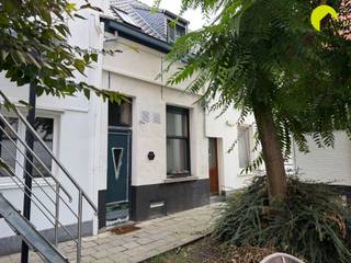 <p><span>In de universiteitsbuurt van Antwerpen vinden we dit bijzonder charmante en volledig bemeubelde Begijnhofhuisje. Via een doorgang bereiken we een rustig binnenplein met groen, waar u ook veilig uw fiets kan stallen. Hier geniet u van een unieke combinatie van rust en gezelligheid, midden in de stad.</span></p><p><span> </span></p><p><span>Indeling:</span></p><p><span><br />Via de inkom komen we meteen terecht in het karaktervolle huisje, waar de authentieke uitstraling en gezellige inrichting onmiddellijk in het oog springen. De hoge plafonds zorgen voor een aangenaam en ruimtelijk gevoel. Centraal in de woning bevindt zich het keukeneiland waaraan u gezellig kan plaatsnemen. De keuken is volledig uitgerust met alle nodige toestellen. Daarnaast is de woning voorzien van airconditioning.</span></p><p><span>Via de steile trap bereiken we de eerste verdieping. Hier bevindt zich de gezellig ingerichte leefruimte, die dankzij de indeling een warme en huiselijke sfeer uitstraalt. Nog een verdieping hoger vinden we het slaapgedeelte. De indeling kan uiteraard naar eigen wens en gebruik worden ingericht.</span></p><p><span>Via de trap gaan we opnieuw naar beneden, waar we rechtstreeks toegang hebben tot de kelder. Hier bevindt zich de bijzonder originele en sfeervolle badkamer met toilet. De badkamer is met haar unieke inrichting een echte eyecatcher en geeft de woning een bijzonder karakter.</span></p><p><span> </span></p><p><span>Nuttige informatie:</span></p><p><span><br />· Geen gemeenschappelijke kosten<br />· Huurwaarborg: 3 maanden<br />· Plaatsbeschrijving: 225 euro per partij<br />· EPC: 189 kWh/(m² jaar) label B<br />· Onmiddellijk beschikbaar<br />· Volledig bemeubeld<br />· Gemeenschappelijke binnenkoer met fietsenstalling</span></p><p><span> </span></p><p><span>Boek nu zelf ONLINE uw afspraak in. Surf naar het betreffende eigendom op onze website <span>www.habicom.be</span></span><span> en klik op de roze knop 'PLAN EEN BEZOEK'. <br />Kies het moment dat u het beste uitkomt, vul de gevraagde contactgegevens in en klik nadien op verzenden om te bevestigen.</span></p><p><span>Benieuwd naar de waarde van jouw woning? Check het gratis op <span>www.watismijnhuiswaard.be</span></span></p><p><span> </span></p>
