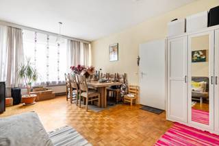 Ruim en licht appartement van 60 m² op de eerste verdieping van een goed onderhouden residentie met lift. Het praktisch ingedeelde appartement beschikt over een ruime living, keuken met terras, één slaapkamer, badkamer en aparte wc. Ideaal voor een alleenstaande, koppel of klein gezin die comfort en een toplocatie waarderen.