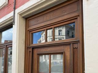 Gelegen aan het rustige Edward Anseeleplein, een verborgen parel in het historische centrum van Gent en evenwijdig met de Vrijdagmarkt, geniet u hier van een unieke combinatie van rust en stadsleven. Gezellige restaurants, winkels, openbaar vervoer en tal van culturele hotspots bevinden zich op wandelafstand, terwijl u thuiskomt in een charmante en authentieke woonomgeving.<br /><br />Deze volledig bemeubelde stadswoning werd oorspronkelijk gebouwd in 1706 en smaakvol gerenoveerd in 2005, waarbij het historische karakter zorgvuldig bewaard bleef. Via de inkom betreedt u de sfeervolle woon- en eetkamer, waar authentieke houten balken en karaktervolle elementen meteen de toon zetten. Op het gelijkvloers bevinden zich eveneens een apart gastentoilet, de toegang tot de droge kelder en de trap naar de verdiepingen. Op de eerste verdieping vindt u een bijzonder ruime slaapkamer, een volledig ingerichte keuken inclusief keukengerei en een vernieuwde badkamer met tweede toilet, inloopdouche en lavabo. De tweede en bovenste verdieping is volledig ingericht als royale master bedroom en biedt een uitzonderlijk gevoel van ruimte en privacy.<br /><br />De woning is beschikbaar vanaf 01/10/2026 voor een maandelijkse huurprijs van €1.695, aangevuld met €100 per maand voor het meubilair. De kosten voor elektriciteit, gas en water zijn ten laste van de huurder en het vestigen van een domicilie is verplicht.<br /><br />Heeft deze unieke woning uw interesse gewekt? Neem dan vrijblijvend contact op via gent@immofrancois.be om uw bezoek in te plannen. Tot binnenkort!<br /><br />