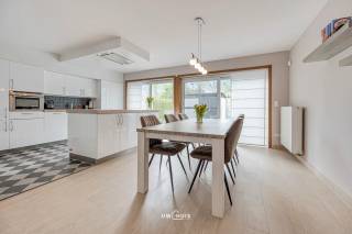 In de Dr. Robert Clarastraat 5 te Burcht bevindt zich deze volledig afgewerkte en instapklare woning uit 2011, gelegen in een rustige...