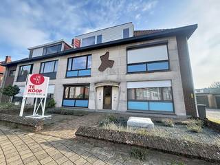 Droomt u ervan om een gelijkvloers appartement volledig naar eigen smaak in te richten? Dit casco vastgoed aan de Oblatenlaan te Kapellen biedt u de unieke kans om een droomwoonst op maat te realiseren. Dankzij de ruime indeling en het overvloedige natuurlijke lichtinval vormt deze eigendom het ideale blanco canvas voor wie naar eigen smaak wil afwerken op een centrale ligging in Kapellen. <br /><br />U komt binnen via een centrale gang die toegang verleent tot alle ruimtes in het appartement. Aan de linkerzijde van de gang bevindt zich de lichtrijke leefruimte. Aan de rechterzijde vindt u de badkamer en een aparte keukenruimte, die nog volledig naar eigen wens af te werken zijn. Aansluitend aan de keuken stapt u op het overdekte terras, dat overgaat in een private koer/tuin. <br /><br />Benieuwd naar het potentieel? Bekijk onze website voor de AI Studio en ontdek hoe dit appartement er afgewerkt zou uitzien!<br /><br />Bijzonderheden: <br />- EPC label C <br />- garage: vraag ons naar de vergunningstoestand <br /><br />Troeven en bereikbaarheid:<br />De Oblatenlaan combineert het beste van twee werelden: een rustige, groene woonomgeving met een uitstekende bereikbaarheid. Op wandel- en fietsafstand bevindt zich de bruisende dorpskern van Kapellen, waar u tal van winkels, gezellige horeca, scholen en openbare voorzieningen terugvindt.<br /><br />Pendelaars genieten bovendien van een vlotte verbinding dankzij de nabijheid van het station van Kapellen en de belangrijke inhalingswegen richting Antwerpen en Nederland.<br /><br />Zoekt u een project om te kopen of bent u opzoek naar een rendabele investering? Dit gelijkvloers appartement te Kapellen biedt alle potentie voor een hoogwaardige afwerking. Neem vandaag nog contact met ons op om de mogelijkheden van dit unieke pand te ontdekken.<br />Dewaele vastgoed Kapellen - 03 666 66 66 - kapellen@dewaele.com<br /><br />Bestuursmaatregelen in het maatregelenregister: nee