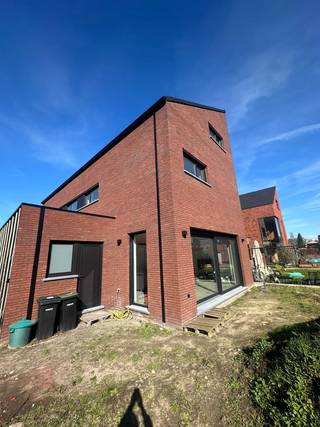 Op zoek naar een energiezuinige en ruime gezinswoning op een kindvriendelijke en centrale locatie in Wuustwezel? Dan is deze nieuwbouwwoning, dat onder registratierechten valt, precies wat u zoekt.<br /><br />Bewoonbaar oppervlakte 282 m².<br />Grondoppervlakte 304m².<br /><br />Een garage met automatische poort en berging voor wasmachine en droogkast. <br />De woning beschikt over een open keuken en een leefruimte met zonnescreens. De keuken beschikt over een kookeiland en de volgende apparaten zijn aanwezig: vaatwasser, oven, stoomoven, koelkast, ingebouwde koffiemachine met automatische wateraanvoer en kookplaat met geïntegreerde afzuiger van Miele, eveneens een Quooker kraan voor bruiswater en kokend water. Nabij de keuken bevindt zich een ruime berging. Het gastentoilet bevindt zich in de hal.<br /><br />Op de eerste verdieping is er een badkamer met inloopdouche, een bad, een badkamermeubel met 2 lavabo's en een handdoekdroger. Op deze verdieping is ook een apart toilet voorzien. Hier is één masterslaapkamer met aansluitende dressing en een ruime 2de slaapkamer die nu fungeert als kinderkamer. Alle slaapkamers beschikken over elektrische rolluiken. Er is nog extra bergruimte voorzien onder de trap. <br /><br />Via de vaste trap gaan we naar de tweede verdieping, daar bevinden zich nog eens 2 ruime kamers en een technische ruimte met opbergplek. Deze 2 kamers kunnen ingericht worden als slaapkamer, hobbykamer of bureau. <br /><br />De combinatie van een individuele warmtepomp, zonnepanelen en hoogwaardige isolatie zorgt voor een laag energieverbruik en een duurzaam wooncomfort. <br /><br /><br />Interesse? <br />Neem contact op voor een bezichtiging via 0479545403