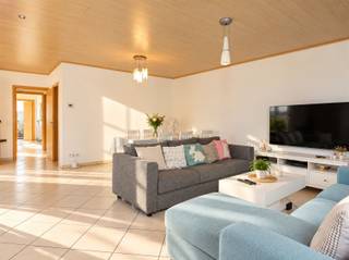 <h1><span>Gelijkvloers appartement met 2 slaapkamers, garage en tuin</span><span><br /><br />Op een toplocatie bevindt zich dit aangename gelijkvloerse appartement met 2 slaapkamers, garage en tuin. Bij het binnenkomen betreedt u een aparte inkomhal met gastentoilet. Vervolgens komt u in de lichtrijke leefruimte met open keuken. Aansluitend bevindt zich een aparte berging, wat zorgt voor extra praktische opbergruimte.<br /><br />Verder beschikt het appartement over een eerste, kleinere slaapkamer en een badkamer met toilet en douche in bad. Via de tweede slaapkamer bereikt u een aparte wasruimte. Deze wasruimte geeft op haar beurt toegang tot de garage.<br /><br />De garage biedt bovendien toegang tot een achterliggend tuintje, een mooie extra troef voor een gelijkvloers appartement.<br /><br />Het appartement is momenteel verhuurd via De Voorkempen, waardoor dit pand meteen een interessante opportuniteit vormt voor investeerders die op zoek zijn naar een verhuurd appartement met een goede praktische indeling.<br /><br />Extra interessant: het appartementsgebouw kan eventueel ook in zijn geheel worden aangekocht. Het appartement kan uiteraard eveneens afzonderlijk worden aangekocht.<br /><br />Een interessante opportuniteit voor wie op zoek is naar een instapklaar appartement met garage en buitenruimte, of naar een investering met bijkomende mogelijkheden.<br /><br />Interesse? Maak snel uw afspraak!</span></h1>