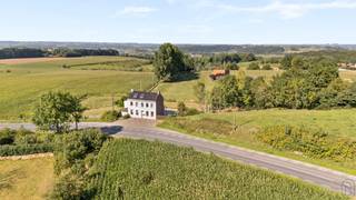 Située dans un cadre verdoyant et paisible au Hotond, cette maison quatre-façades pleine de charme se trouve sur un terrain généreux de plus de...