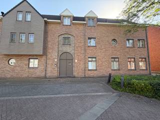 Ligging:<br />Het appartement is gelegen nabij het centrum van Geel. <br />Alle nodige faciliteiten (openbaar vervoer, winkels, scholen...) zijn goed bereikbaar.<br /><br />Het appartement bevindt zich gelijkvloers.<br /><br />Het appartement bestaat uit:<br />- Woonkamer<br />- Keuken<br />- Berging<br />- Badkamer met bad, douche en lavabo<br />- Apart toilet<br />- 2 slaapkamers<br />- Garage (achteraan gelegen)<br /><br />Extra:<br />- Huurprijs: 720 euro/maand + 40 euro/maand gemeenschappelijke kosten<br />- Beschikbaar vanaf 01/09/2026<br />- Gordijnen, blinden en verlichting aanwezig<br /><br />Uitsluitend via onze website www.vastengoed.be kan u een bezichtiging inplannen op de vooropgestelde bezoekmomenten. Voor andere vragen kan u het kantoor bereiken op het nummer 014/72.73.74.