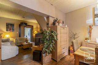 Deze<strong> gezellige stadswoning</strong> in de Haverstraat is een interessante plek voor wie graag in Gent woont en op zoek is naar een woning met een <strong>praktische indeling</strong> en een eigen buitenruimte.<br />Op het gelijkvloers bevinden zich de leefruimte, keuken en badkamer. Achteraan sluit de woning aan op een aangename, <strong>westgerichte stadskoer</strong>. Een compacte buitenplek waar je op zonnige dagen heerlijk kan genieten van een aperitief of een momentje rust. De eerste verdieping omvat <strong>twee slaapkamers</strong>. Op de tweede verdieping bevinden zich <strong>nog twee slaapkamers</strong>. Daarnaast is er een <strong>zolder </strong>die extra bergruimte biedt.<br />De woning heeft hierdoor<strong> verschillende mogelijkheden</strong>. De vier slaapkamers kunnen bijvoorbeeld gebruikt worden als slaapkamers, maar bieden ook ruimte voor een bureau, hobbykamer of dressing, afhankelijk van je persoonlijke noden.<br /><br />Ook de <strong>ligging</strong> is een belangrijke troef. Je woont hier in een rustige straat, terwijl je tegelijk op korte afstand van het centrum van Gent zit. Winkels, scholen, openbaar vervoer en dagelijkse voorzieningen bevinden zich in de nabije omgeving. <br /><br />Wenst u graag een bezoek in te plannen? Contacteer Laura via <strong>0492 07 26 62</strong> of <strong>laura@convas.be</strong>