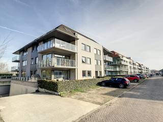 Ruim appartement (103m²) met 2 slaapkamers, staanplaats en terras (11m²) te huur in de Rodestraat te Veurne. Het appartement is ideaal gelegen...