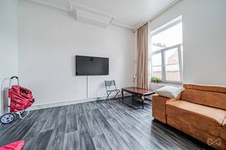 <div>
<section>
<div>
<div>
<div>
<div>
<div>
<div>
<p>We Invest heeft het genoegen u dit appartement met 1 slaapkamer voor te stellen, gelegen nabij het historische centrum van Brussel.<br />Het pand geniet van een strategische ligging (nabij de Quai des Charbonnages en de Dansaertwijk), evenals een uitstekende bereikbaarheid (tram | metro | station). Het appartement is gelegen in een rustige straat, in een kleine mede-eigendom van 3 verdiepingen, zonder lift en ZONDER provisie voor lasten.<br /><br />Het appartement van ±71 m² is als volgt ingedeeld: woonkamer, keuken, slaapkamer, dressing (of kinderkamer), badkamer en toilet.<br /><br />Momenteel verhuurd, zal de koper het genot van het goed verkrijgen via de huurinkomsten of kan hij de huurovereenkomst opzeggen voor eigen bewoning om er zelf van te genieten. Elektriciteit conform. EPC E met 248 kWh/m².jaar.<br /><br />Dankzij de strategische ligging, nabij winkels, openbaar vervoer, scholen en belangrijke verkeersassen, vormt dit pand een uitstekende opportuniteit voor elke investeerder of voor wie op zoek is naar een centrale ligging.<br /><br />Houd er rekening mee dat lichte opfrissingswerken en een herindeling van de ruimtes te voorzien zijn. Kelder eveneens beschikbaar (+€2.000).<br /><br />Info en bezoeken: maxime.l@weinvest.be | 02 315 77 22</p>
</div>
</div>
</div>
</div>
</div>
</div>
</section>
</div>