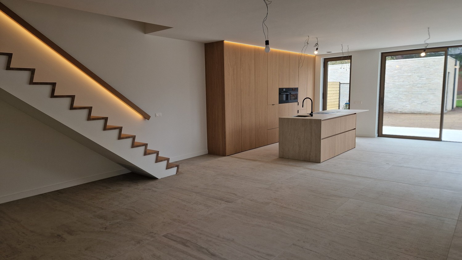 Ruime nieuwbouwwoning met 3 slaapkamers ,  luxueus afgewerkt . - foto 2