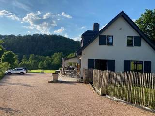 Aan de rand van het Warfaazmeer, in het hart van een typisch dorp in de regio Spa, heeft dit karaktervolle eigendom een oppervlakte van ± 187 m² volgens het PEB. Gelegen op een perceel van 61,52 are dat zich uitstrekt van de weg tot aan het meer, bestaat het uit een ruim hoofdhuis, aangevuld met een appartement en een aparte studio. Het geheel biedt een configuratie die geschikt is voor een residentieel project in combinatie met verhuur of de uitoefening van een vrij beroep.<br />Het hoofdhuis biedt comfortabele volumes en een functionele indeling, ideaal voor een hoofd- of tweede verblijf. Het appartement en de studio hebben aparte toegangen, waardoor er een duidelijke scheiding van de ruimtes en behoud van privacy is. De studio kan ook geschikt zijn voor de vestiging van een zelfstandige professional - tandarts, advocaat, kinesitherapeut of andere adviesactiviteiten - dankzij zijn autonomie en zichtbaarheid. Het geheel maakt direct gebruik als toeristische accommodatie of gemengd gebruik mogelijk, met behoud van een kwalitatieve leefomgeving aan het water.<br />De uitzonderlijke ligging aan de oever van het meer, de rustige en authentieke natuurlijke omgeving, het ruime perceel met directe toegang tot het water en het bestaande exploitatiepotentieel zijn de belangrijkste troeven van deze eigendom.<br />Technisch gezien zijn de ramen voorzien van dubbele beglazing. De water- en elektriciteitsinstallaties voldoen aan de geldende normen. Het warme water wordt geproduceerd door een boiler. Het eigendom is niet aangesloten op de riolering en functioneert met behulp van een individuele zuiveringsinstallatie.