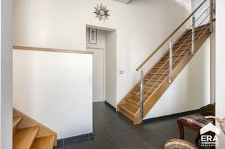 <p>Unieke woning te koop in centrum Neerpelt. Vanuit de woning zijn winkels, supermarkten, scholen, openbaar vervoer, eet- &amp; drankgelegenheden perfect te voet of per fiets te doen.</p>
<p>De woning is door de huidige eigenaars begin jaren 2000 volledig gerenoveerd en sindsdien tot in de perfectie onderhouden. In iedere ruimte is er zeer veel lichtinval, wat het aangenaam wonen maakt. De woning is uitermate ruim opgezet met diverse verdiepingen. De ouderslaapkamer bestaat uit 1 verdieping. Er zijn 4 (5 mogelijk) slaapkamers, 1 badkamer en 1 douchekamer. De woning is grotendeels onderkelderd en de inpandige garage is groot genoeg voor 2 auto's.</p>
<p><br /><u><strong>Enkele troeven:</strong></u></p>
<ul><li>Central ligging in Neerpelt centrum</li><li>4 (5) slaapkamers</li><li>Lichtrijke woning</li><li>Gunstig EPC: label C , 277 kWh</li><li>Volledig asbestveilig</li></ul>
<u><strong>Indeling:</strong></u>
<ul><li>Gelijkvloers: inkom, muziekkamer, woonkamer, keuken, eetkamer, wasplaats, zonnig terras, omheind perceel</li><li>Tussenverdieping: 2 slaapkamers en douchekamer</li><li>1e verdieping: bureel, masterbedroom met dressing en ensuitebadkamer en terras</li><li>2e verdieping: slaapkamer</li><li>Kelder: dubbele garage, wijnkelder, voorraad, cv-ruimte</li></ul>