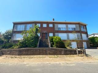 Appartement avec parking souterrain<br />Appartement meublé au 1er étage situé dans une rue calme proche de la plage et des commerces. Séjour lumineux avec baie vitrée, cuisine équipée et 1 chambre. Salle de bains avec douche, lavabo et WC ainsi qu’un grand espace extérieur commun. Emplacement de parking souterrain inclus.<br /><br />PEB : 324 kWh/(m²/an) – Label D<br />Plus d’infos et documents sur immodepanne.be
