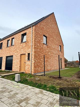 <article></article>
<article>
<div>
<div>
<div>
<div>
<div>
<div>
<h3>Laatste lot - Prachtig afgewerkte nieuwbouw woning – LOT 2</h3>
<p>Ben je op zoek naar een <strong>ruime, energiezuinige én instapklare woning</strong>? Dan is dit jouw kans!</p>
<p>Deze woning is met een doordachte, uitzonderlijk ruime indeling en een verfijnde afwerking gebouwd. Dankzij de voorziene warmtepomp en moderne technieken geniet je van maximaal wooncomfort én lage energiekosten.</p>
<p>Bovendien is de woning <strong>volledig afgewerkt</strong>: van hoogwaardige keuken tot aangelegde tuin. <strong>Vanaf het verlijden van de akte kan je meteen verhuizen. </strong></p>
<p><strong>Prijs: </strong>€389.760 (excl. kosten)</p>
<p>✔ <strong>E-peil ≤ 20</strong> <br />✔ Vloerverwarming zowel boven als beneden<br />✔ <strong>Hoogwaardige,</strong> volledig uitgeruste <strong>keuken</strong><br />✔ Ruime garage én praktische zolder<br />✔ <strong>Aangelegde tuin met terras</strong><br />✔ <strong>Afsluiting </strong>voorzien<br />✔<span><strong> Instapklaar bij akte</strong></span></p>
<p>Mis deze unieke opportuniteit niet en ontdek jouw toekomstige thuis <strong><span>tijdens de opendeurdag</span></strong>.</p>
<p>📞 <strong>050 33 59 03 - Info@yess-vastgoed.be</strong></p>
</div>
</div>
</div>
</div>
</div>
</div>
</article>