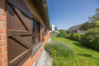 <ul>
	<li>Zonnig <strong>alleenstaande bungalow</strong> gelegen in een rustige wijk (Mariakerke) nabij de zee ( wandel afstand 8 min). </li>
	<li>Zeer <strong>vlot bereikbaar</strong> via de autosnelweg. Scholen, winkels ,openbaar vervoer alles op 5 min. </li>
	<li>De woning bevindt zich op een perceel grond van <strong>749m<sup>2</sup>. </strong></li>
	<li><u><strong>Indeling</strong></u>: Inkomhal, royale leefruimte, keuken met berging,<strong> 4 volwaardige slaapkamers,</strong> badkamer met toilet, gastentoilet, garage met elektrische poort, zolder en een tuin rondom de woning. Bovendien is de woning volledig onderkelderd (kruipkelder).</li>
</ul>