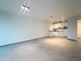 <p><b>WEMMEL</b>, in het Cubic Project, prachtig appartement met 1 slaapkamer van ± 60 m² op de begane grond<br /><br /><span><strong>Appartement op de begane grond: A0.10</strong></span></p>
<ul>
<li>Inkomhal met apart toilet en wastafel</li>
<li>Superuitgeruste Amerikaanse keuken (oven, kookplaten, afzuigkap, koelkast, diepvriezer, vaatwasser)</li>
<li>Woonkamer van ± 27 m² met toegang tot het terras van ± 4,5 m² op het noordwesten.</li>
<li>Slaapkamer van ± 13 m² (3,10 x 4,14) en aangrenzende doucheruimte (douche en dubbele wastafel)</li>
<li>Wasruimte</li>
</ul>
<p>Forfait voor gemeenschappelijke kosten: 60 €/maand<br />Parkeerplaats nr. 62 VERPLICHT voor 100 € per maand</p>
<p>Beschikbaar op 01/04/2026</p>