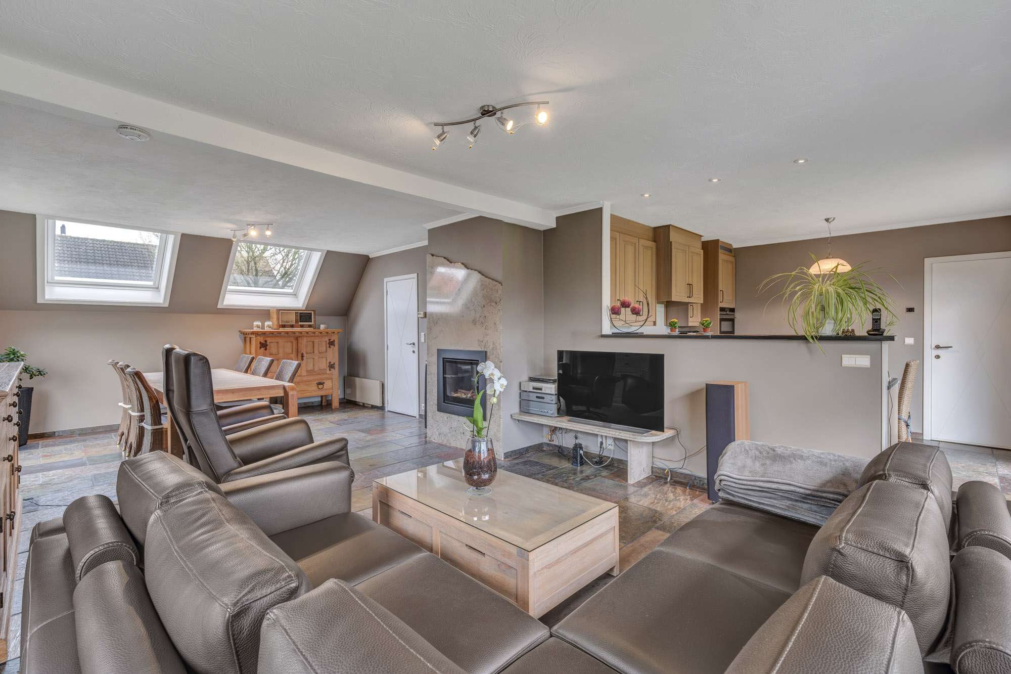 Open bebouwing met tuin, zonnepanelen en garage - foto 2