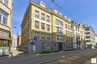 <p><span>Zeer mooi gelijkvloers appartement in het historisch Antwerpen en op wandelafstand van het hippe Eilandje. Dicht bij openbaar vervoer, scholen, universiteiten en het bruisende leven van het stadscentrum.</span></p><p><span>Dit recent nieuwbouwappartement is met alle comfort afgewerkt. Over heel het appartement ligt er een mooie kwaliteitsvolle parketvloer, alle ramen zijn voorzien van elektrische rolluiken, volledig ingerichte keuken en een mooi afgewerkte badkamer met 2 lavabo's, ligbad met douche. De badkamer grenst aan de ruime kamer. Aparte gastentoilet. Gemeenschappelijke kosten bedragen slechts 100/maand. </span></p><p><span>Individuele verwarming op gas. Berging en gemeenschappelijke fietsenberging aanwezig.</span></p>