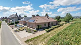 Voor meer info of een bezoek, bel 054 69 39 31 - Op een mooie en rustige locatie in Moerbeke bevindt zich deze charmante bungalow, gelegen op...