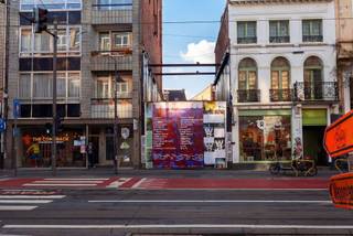 <p><span>Investeringsopportuniteit Bouwgrond voor Residentiële Ontwikkeling</span></p><p><span>Op een strategisch gelegen perceel bevindt zich deze uitzonderlijke bouwgrond, ideaal voor de realisatie van een hedendaags en kwalitatief appartementsgebouw. Dit project biedt een aantrekkelijke opportuniteit voor ontwikkelaars en investeerders die streven naar een duurzame, rendabele en toekomstgerichte vastgoedontwikkeling met een sterke marktpositionering.</span></p><p><span>De ligging vormt zonder twijfel één van de grootste troeven. Het perceel is gesitueerd in een aangename en goed bereikbare woonomgeving, met vlotte aansluitingen op belangrijke invalswegen en openbaar vervoer. Daarnaast bevinden winkels, scholen, recreatiemogelijkheden en andere dagelijkse voorzieningen zich op korte afstand. Deze combinatie zorgt voor een hoge woonkwaliteit en maakt het project bijzonder aantrekkelijk voor zowel eindgebruikers als huurders, met een brede doelgroep gaande van jonge gezinnen en starters tot alleenstaanden en investeerders.</span></p><p><span>Voor dit perceel werd in het verleden reeds een vergunning bekomen voor een appartementsgebouw met handelsgelijkvloers en 6 verdiepingen. Dankzij de duidelijke ontwikkelingsmogelijkheden en het gunstige stedenbouwkundige kader biedt deze bouwgrond een solide basis voor een efficiënte projectontwikkeling met optimale benutting van het perceel. De vraag naar kwalitatieve woonunits in deze regio blijft toenemen, wat dit dossier tot een zeldzame en waardevolle opportuniteit maakt binnen de huidige vastgoedmarkt.</span></p><p><span>Belangrijkste troeven:</span></p><ul><li><span>Strategische en goed bereikbare ligging</span></li><li><span>Sterk verhuur- en verkooppotentieel</span></li><li><span>Geschikt voor zowel investeerders als projectontwikkelaars</span></li><li><span>Breed aanspreekbare doelgroep</span></li></ul><p><span>Uitstekende basis voor een rendabele en duurzame ontwikkeling</span></p>