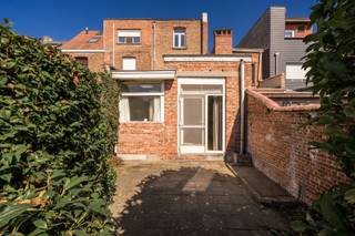 <p><span>Te renoveren rijwoning met zuidgerichte tuin op toplocatie in Mechelen-Zuid</span></p><p><span>Op zoek naar een woning die je volledig naar eigen smaak kan renoveren? Deze charmante rijwoning ligt in een rustige straat in het gegeerde Mechelen-Zuid en biedt heel wat potentieel. Een ideale starterswoning voor wie graag de handen uit de mouwen steekt en op zoek is naar ruimte, licht en een uitstekende ligging.</span></p><p><span>Via de inkomhal kom je in een praktische voorruimte, ideaal als fietsenberging, wasplaats, bureau of extra opbergruimte. Aansluitend bevindt zich de leefruimte, waar een </span><span>grote lichtkoepel voor een overvloed aan natuurlijke lichtinval</span><span> zorgt. Een bijzonder karaktervol detail is het </span><span>authentieke glas-in-loodraam tussen de badkamer en de leefruimte</span><span>, dat extra charme en een unieke toets aan het interieur geeft.</span></p><p><span>Achteraan vind je de keuken en badkamer. Het toilet bevindt zich apart in de achterbouw. Deze ruimtes bieden verschillende mogelijkheden om bij een renovatie een eigentijdse en praktische indeling te creëren.</span></p><p><span>Op de eerste verdieping bevinden zich </span><span>twee ruime slaapkamers van ca. 12 m² en 14 m²</span><span>. De zolderverdieping is bereikbaar via een </span><span>vaste trap</span><span> en werd reeds opgedeeld in een </span><span>derde slaapkamer en een aparte zolderruimte</span><span>. Deze laatste kan verder afgewerkt worden tot bijvoorbeeld een vierde slaapkamer, bureau of hobbyruimte.</span></p><p><span>Vanuit de keuken heb je toegang tot de </span><span>zuidgerichte stadstuin</span><span>: een aangename buitenruimte waar je volop van de zon kan genieten.</span></p><p><span>Daarnaast beschikt de woning over een </span><span>kelder</span><span>. De ramen werden reeds vervangen in 2012. De verwarming gebeurt momenteel via gaskachels.</span></p><p><span>Een karaktervolle woning met veel potentieel voor wie op een uitstekende locatie zijn eigen thuis wil creëren.</span></p>