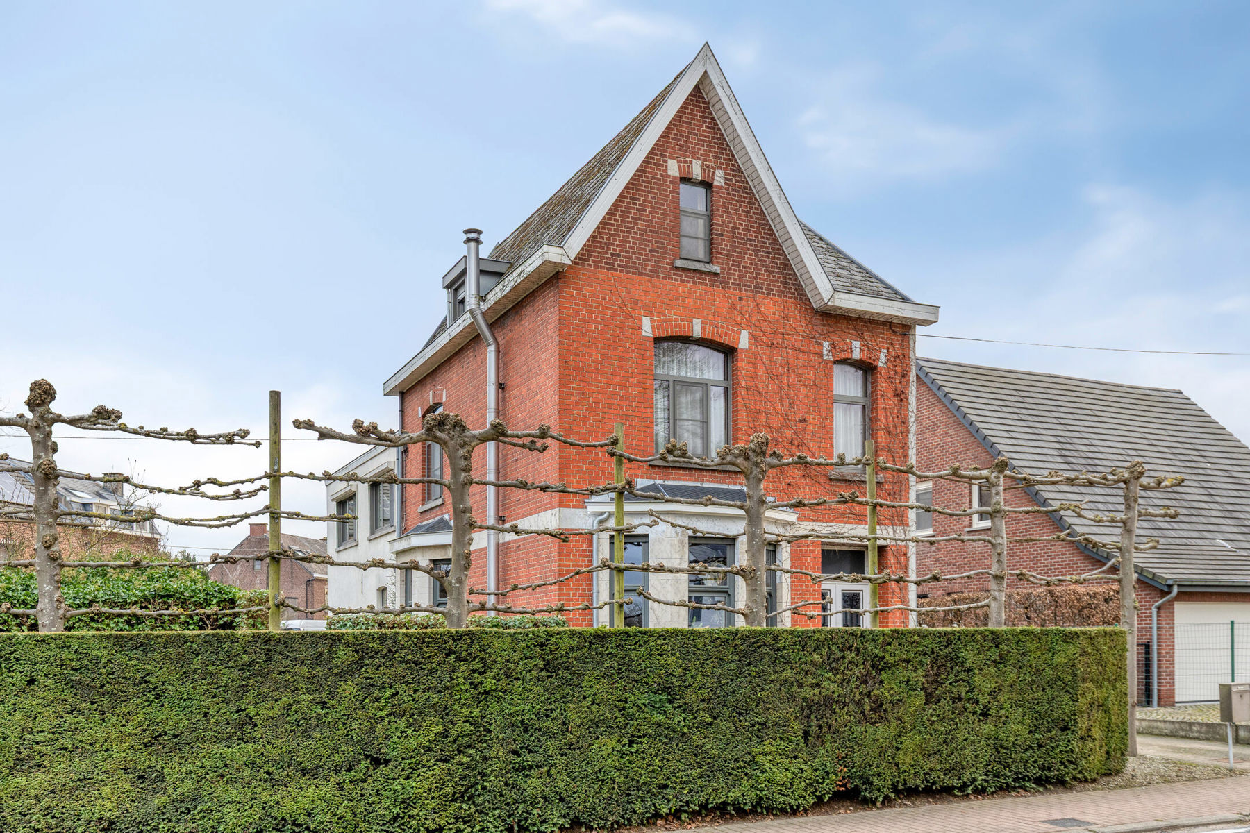 Charmant herenhuis met prachtige tuin en 2 garages! - foto 2