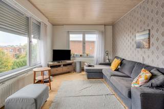 Op een rustige, residentiële ligging bevindt zich dit gezellig appartement op de tweede verdieping van een kleinschalig gebouw zonder lift. Dankzij de betonnen constructie en de zeer lage algemene onkosten: €40 per maand (kosten gemeenschappelijke delen, waterverbruik en brandverzekering), geniet je hier van comfortabel en betaalbaar wonen.<br />Het appartement bestaat uit een inkomhal, een lichte woonkamer met open keuken, een badkamer met zitbad en toilet, en een kelderberging. Alle ramen zijn uitgerust met rolluiken. De elektriciteit is conform, wat dit pand extra interessant maakt als investering of eerste aankoop. Het dak is in 2017 volledig vernieuwd en voorzien van hoogwaardige isolatie.<br />Het gebouw ligt in een rustige, maar goed bereikbare buurt, met openbaar vervoer in de nabije omgeving.<br />Een aantrekkelijk aanbod voor wie betaalbaar en zorgeloos wil wonen of op zoek is naar een solide investering met weinig onderhoud!