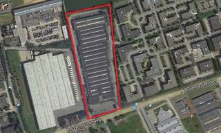 Strategisch gelegen bedrijfsgebouw bestaande uit <strong>1.011 m² opslagruimte met 70 m² kantoren</strong> te huur langs de bedrijvige Leuvensesteenweg.<br />De loods met een vrije hoogte van +/- 6,15 m is voorzien van 1 sectionale poort en wordt verwarmd op gas.<br /><br />De ruimtes zijn gesitueerd in een functioneel KMO-park geschikt voor opslag en lichte productie. Fantastisch gelegen net buiten Brussel, vlak bij de Ring en op een boogscheut van Brussels Airport.<br /><br />Mogelijkheid om bijkomende parkeerplaatsen te huren en extra kantoorruimte van 554 m².<br />Onmiddellijk beschikbaar!<br /><br />Contacteer <strong>PANORAMA B2B</strong> voor meer inlichtingen of een vrijblijvend plaatsbezoek <strong>02 424 24 21</strong>.