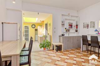 <p>Op zoek naar een betaalbare en instapklare woning op een centrale ligging in Ninove? Deze woning in de Pollarestraat is ideaal voor starters, jonge gezinnen of als investering, met een praktische indeling en interessante extra ruimtes.</p>

<p>De woning beschikt over een vernieuwde centrale verwarming op gas en een EPC-label C, waardoor er geen renovatieverplichting geldt. De elektrische installatie is conform tot 2037, wat zorgt voor extra zekerheid.</p>

<p>Binnenin vindt u een leefruimte, keuken en badkamer op het gelijkvloers. Op de verdiepingen bevinden zich meerdere slaapkamers, met bijkomende mogelijkheden op de zolderverdieping.</p>

<p>Achteraan is er een ruime berging/atelier aanwezig, geschikt als stockage, hobbyruimte of kleine werkplaats. De stadstuin vormt een aangename buitenruimte.</p>

<p>De ligging is een belangrijke troef: op wandelafstand van het centrum van Ninove, met vlotte verbinding naar invalswegen, winkels, scholen en openbaar vervoer.</p>

<p>Troeven:<br />Instapklaar en betaalbaar<br />EPC C – geen renovatieverplichting<br />Centrale verwarming op gas (recent vernieuwd)<br />Elektriciteit conform tot 2037<br />3 slaapkamers mogelijk<br />Ruime berging/atelier<br />Stadstuin<br />Centrale ligging vlakbij centrum en voorzieningen<br /><br />De woning is momenteel verhuurd en wordt beschikbaar bij einde huur. Dit maakt het pand extra interessant voor investeerders die op zoek zijn naar een eigendom met onmiddellijk rendement.</p>