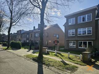 Lichtrijk appartement op 2e verdieping, in kleine residentie (slechts 3 entiteiten) in rustige woonwijk te Wondelgem, op wandelafstand van openbaar vervoer (Tram en bus) en nabijheid van winkels. Bestaande uit: inkomhal, ruime lichtrijke woonkamer/salon, nieuwe keuken (2026) met plaats voor ontbijttafel (plaats voor wasmachine en vaatwas), afzonderlijk toilet, badkamer met lavabomeubel en inloopdouche (2026), 2 slaapkamers waarvan 1 met balkon. RUIME GARAGE INBEGREPEN IN HUURPRIJS, dubbel glas, individuele centrale verwarming op aardgas (hoogrendement condensatiekete 2025). Volledig geschilderd (badkamer in afwerking). TOF GEZELLIG APPARTEMENT, ABSOLUTE TOPPER !! Bezoek enkel op afspraak met Immo-X via mail.