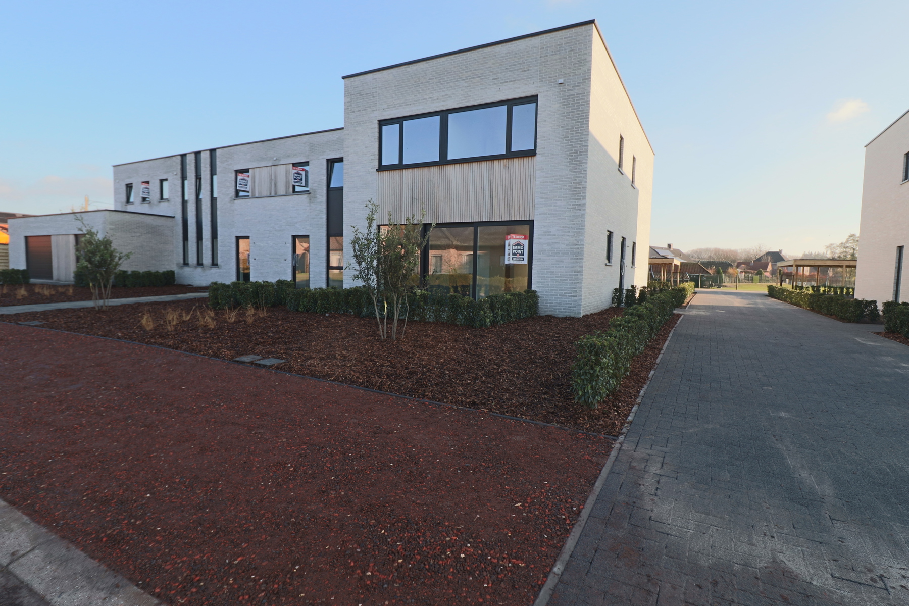 Halfopen woning met 3 slaapkamers en carport/fietsenberging op perceel van ca 320m² - foto 1